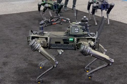 Робот Vision-60 с беспилотником