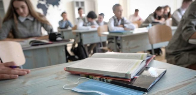 Карантин. Непривитых чиновников и педагогов будут отстранять от работы с 8 ноября