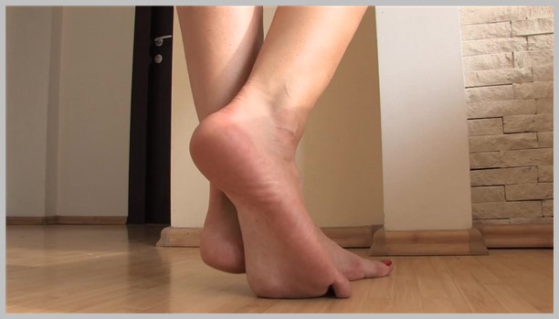 Legs – Noemi’s World – Beautiful Kitty rubbing her soles | barefoot | fetish porn