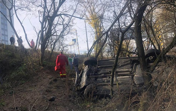 Под Киевом такси упало в глубокий кювет