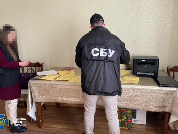 В трех городах Украины изобличили крупные сети COVID-аферистов