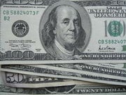 НБУ загнал рекордный объем валюты, чтобы сдержать падение гривны