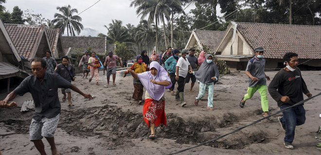 Извержение вулкана в Индонезии: погибли 13 человек, более 50 получили ранения