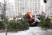 В Киеве демонтируют незаконные елочные ярмарки