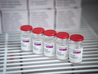 Вакцина AstraZeneca після третьої дози може захистити від штаму COVID-19 "омікрон" - компанія