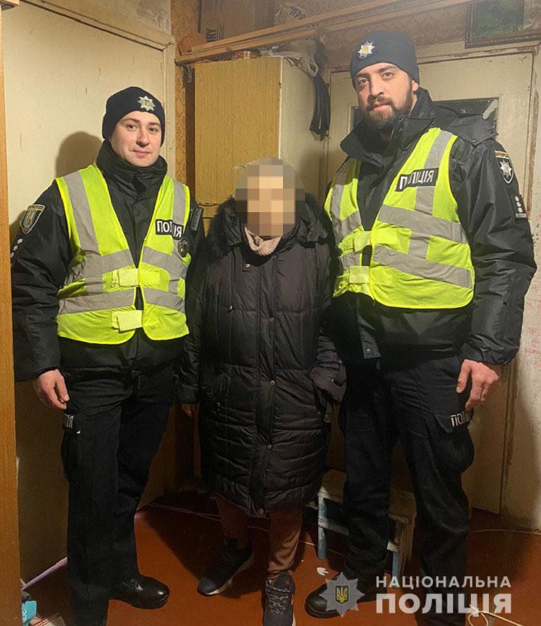 Дільничні офіцери поліції знайшли бабусю, яка блукала вулицями Києва