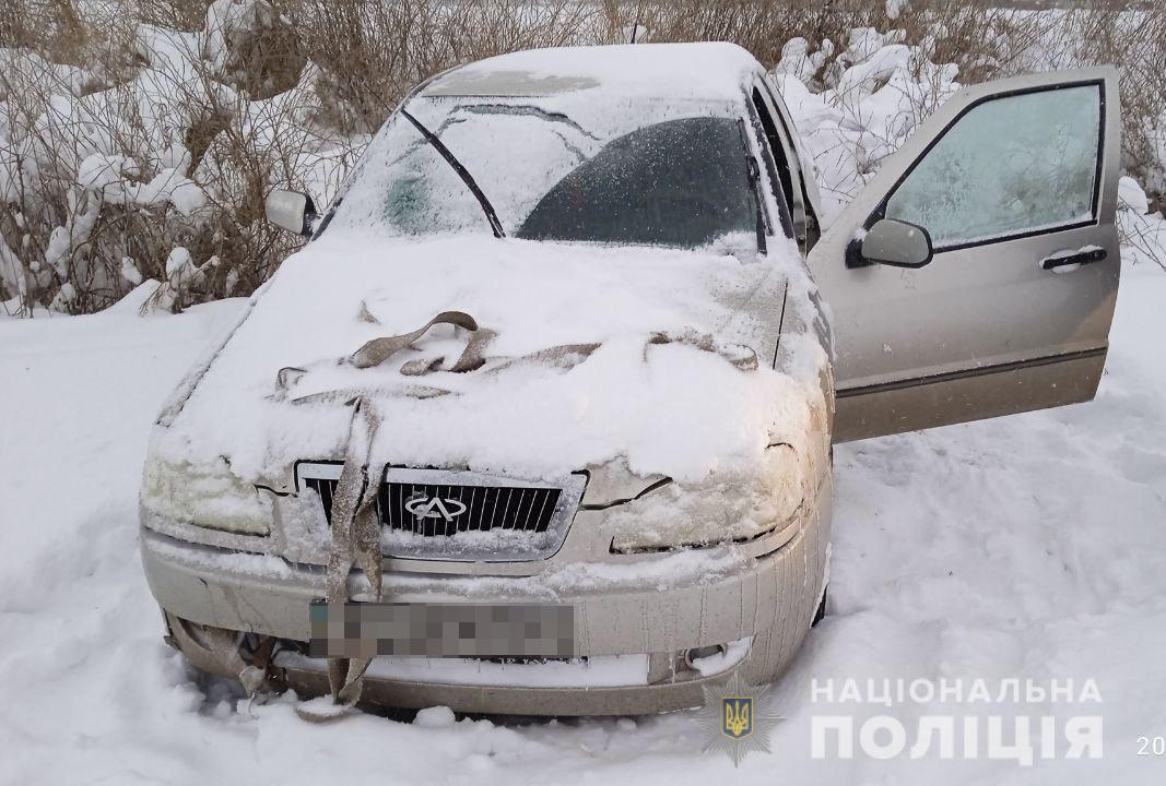 На Дніпропетровщині поліцейський офіцер громади допоміг водію вибратися зі снігового замету