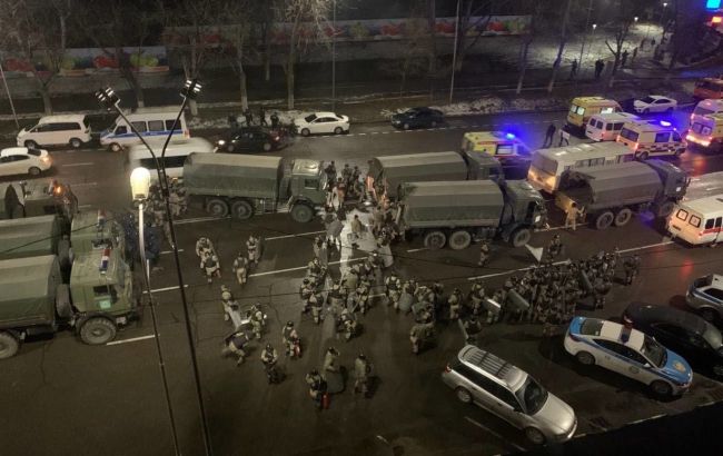 Страна без связи и первые взрывы в Алматы: все подробности протестов в Казахстане