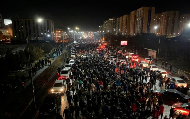 Алматы охватили "газовые" протесты. Силовики применили газ и шумовые гранаты