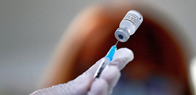 Коронавирус. В Украине разрешили бустерную вакцинацию всем желающим