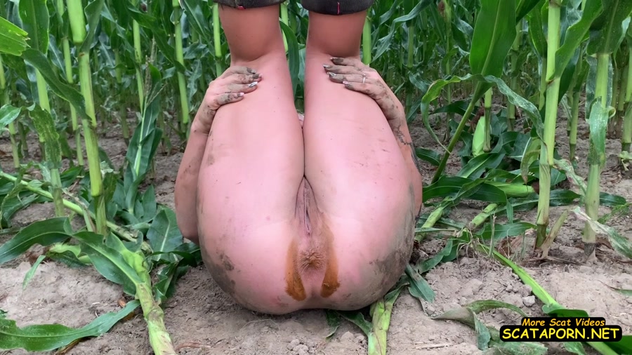 Screwdriver schiss - extremely dirty with rubber boots in the field on the way Devil Sophie scatshitxxx (593 MB/1920x1080)