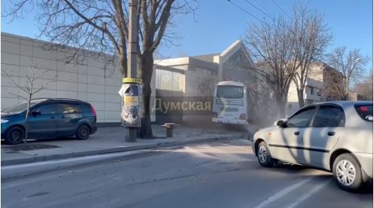 В Одесі рейсовий автобус із пасажирами влетів у салон та зніс дерево: перші подробиці