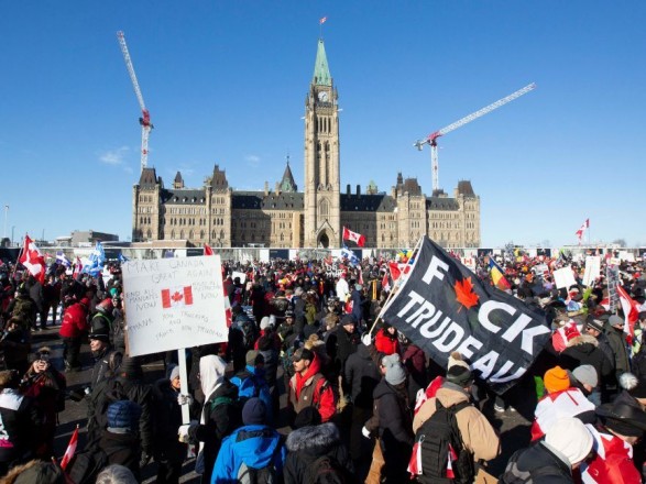 В Канаде протестуют против неизбежной COVID-вакцинации