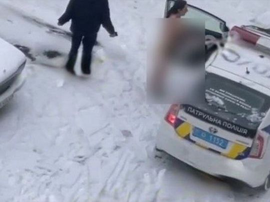 Хотіла освідчитися: у Києві гола дівчина бігала вулицею за чоловіком