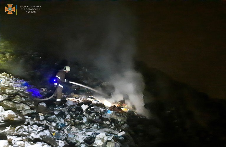 Вісті з Полтави - У Макухівці понад 4 години тушили пожежу на міському сміттєзвалищі