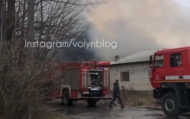 Возле Луцка загорелось предприятие