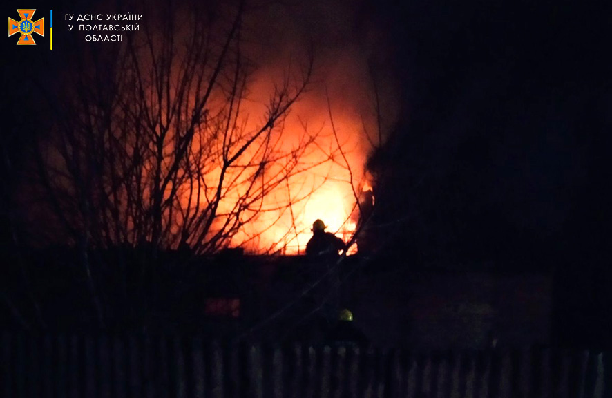 Вісті з Полтави - У Нових Санжарах рятувальники годину тушили пожежу у господарчій будівлі