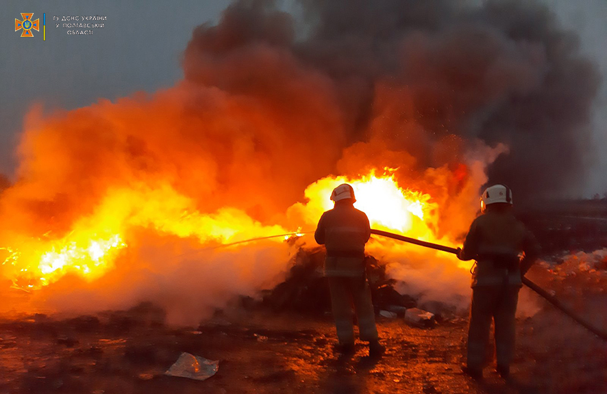 Вісті з Полтави - Рятувальники загасили пожежу сміттєзвалища у Глобиному