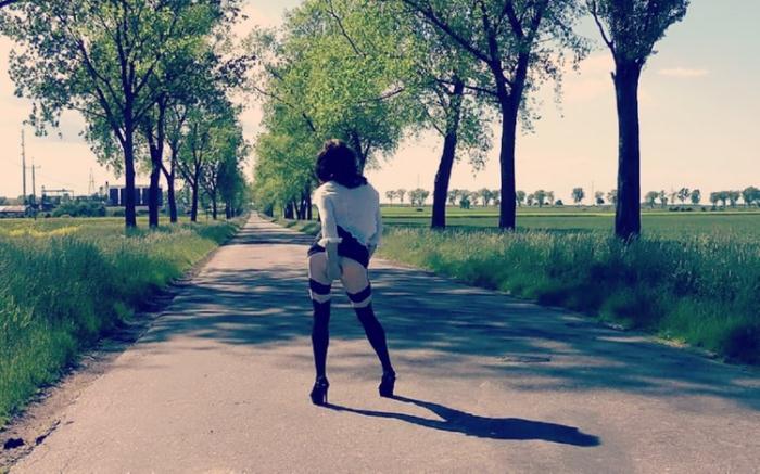 DirtyGardenGirl - Lets car drives see me (FullHD 1080p) - DirtyGardenGirl - [2022]