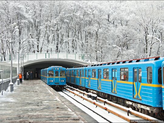 Рух «червоною» гілкою метро в Києві обмежений