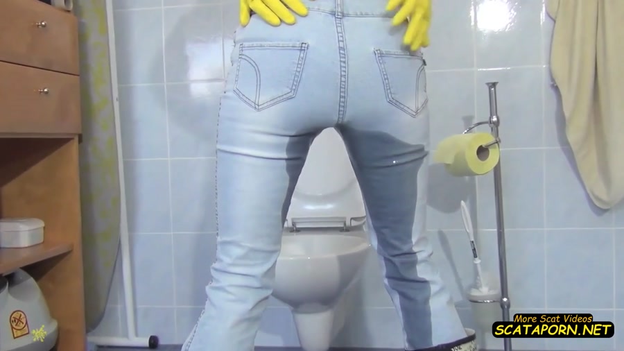 Shitting in jeans in the bathroom with Amateurs (86.0 MB)