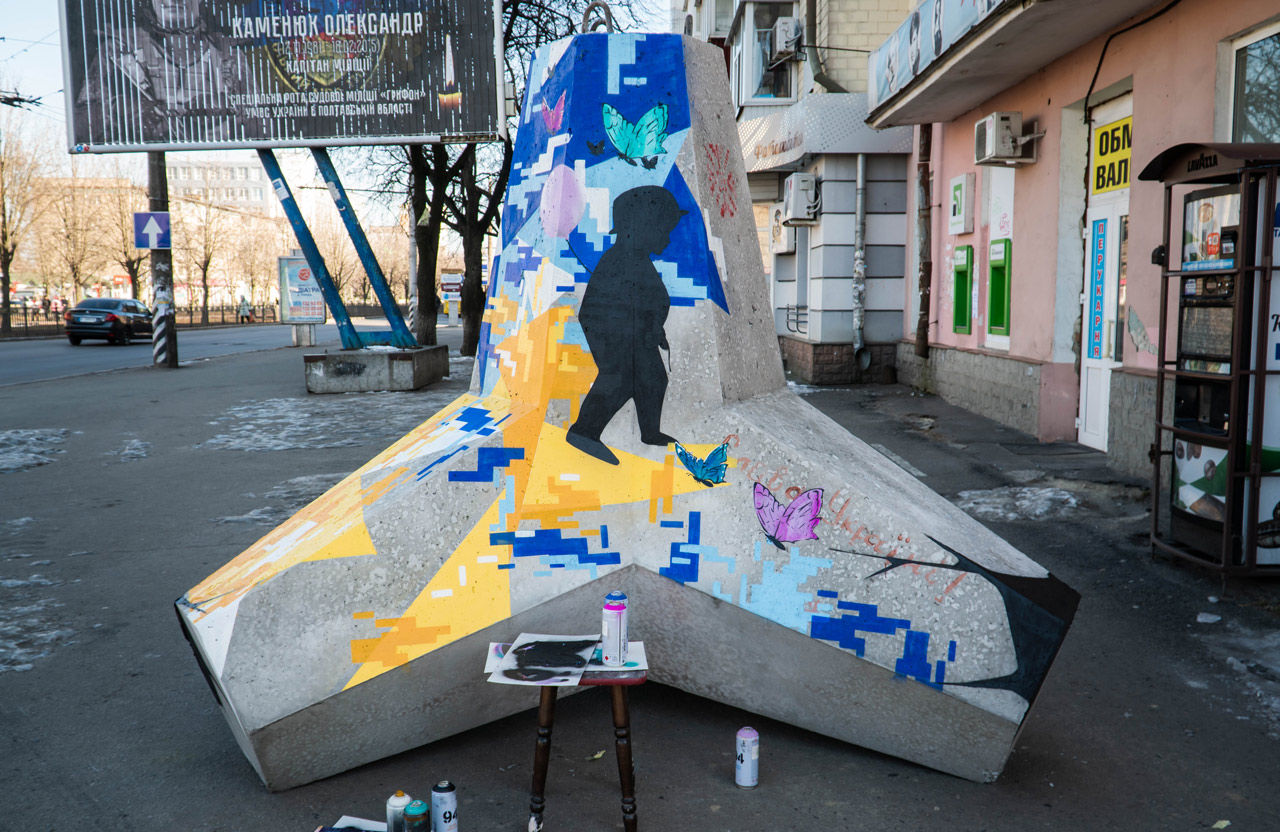 Вісті з Полтави - У Полтаві художники прикрашають протитанкові їжаки графіті