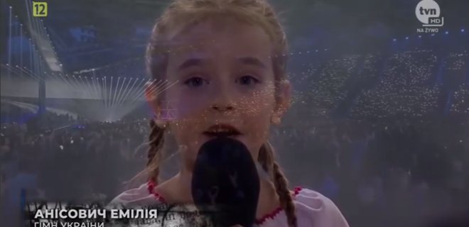 7-летняя киевлянка отворила концерт в Польше, исполнив гимн Украины – видео