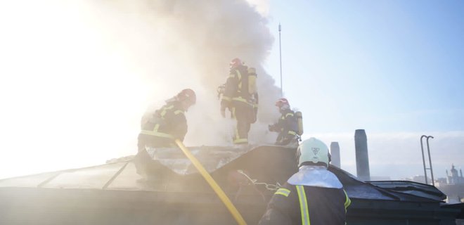 В результате обстрелов в Киеве загорелось административное здание и гаражи – фото