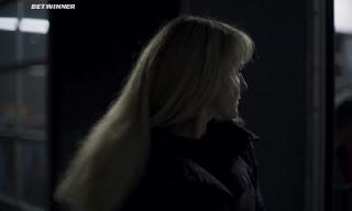 Женщина в машине (2021)