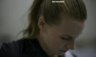 Женщина в машине (2021)