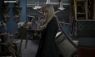 Женщина в машине (2021)