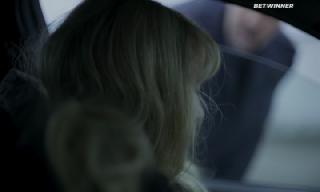 Женщина в машине (2021)