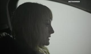 Женщина в машине (2021)