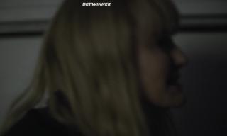 Женщина в машине (2021)